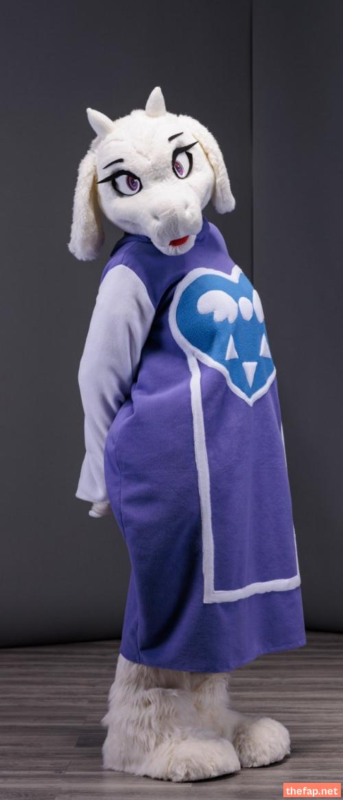 I'm looking for goatmom Cosplaying as Toriel